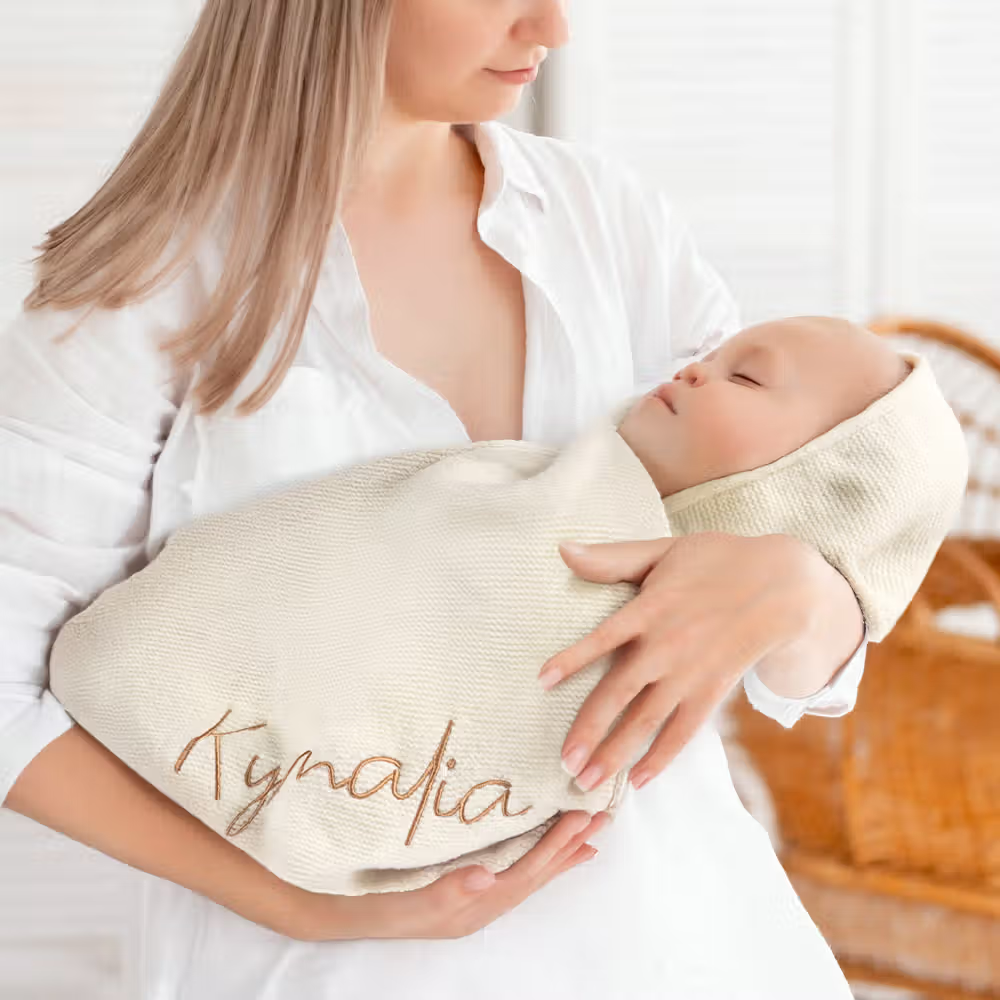 Ge din lilla älskling en trygg start i livet med en personligt broderat namn babyfilt i mjuk bomull