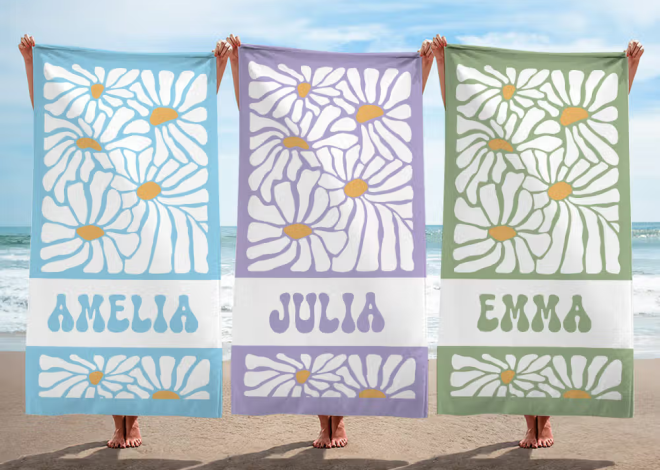Förgyll sommardagarna med en personlig snabbtorkande strandhandduk retro blommor och namn