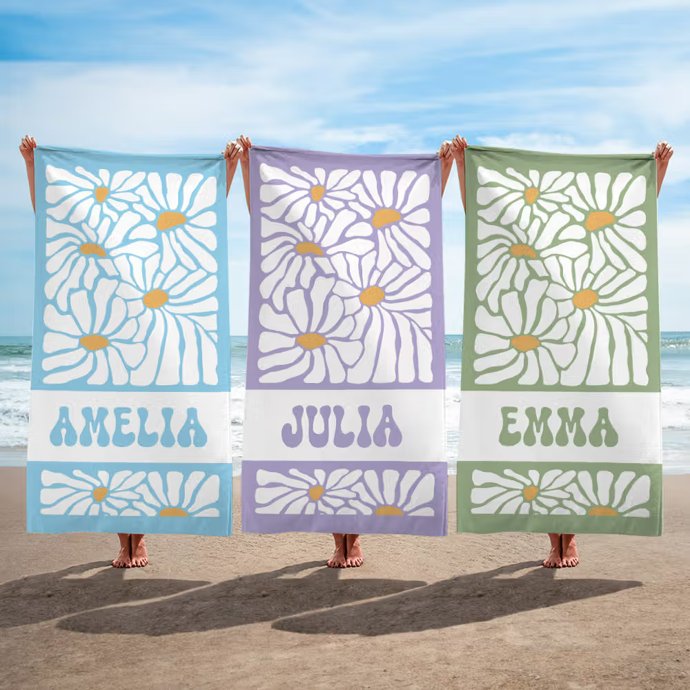 Förgyll sommardagarna med en personlig snabbtorkande strandhandduk retro blommor och namn
