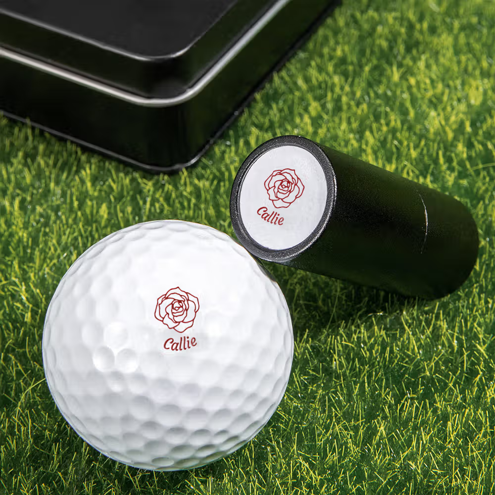 Identifiera dina golfbollar enkelt med en personlig golfbollstämpel med månadsblomma och initial