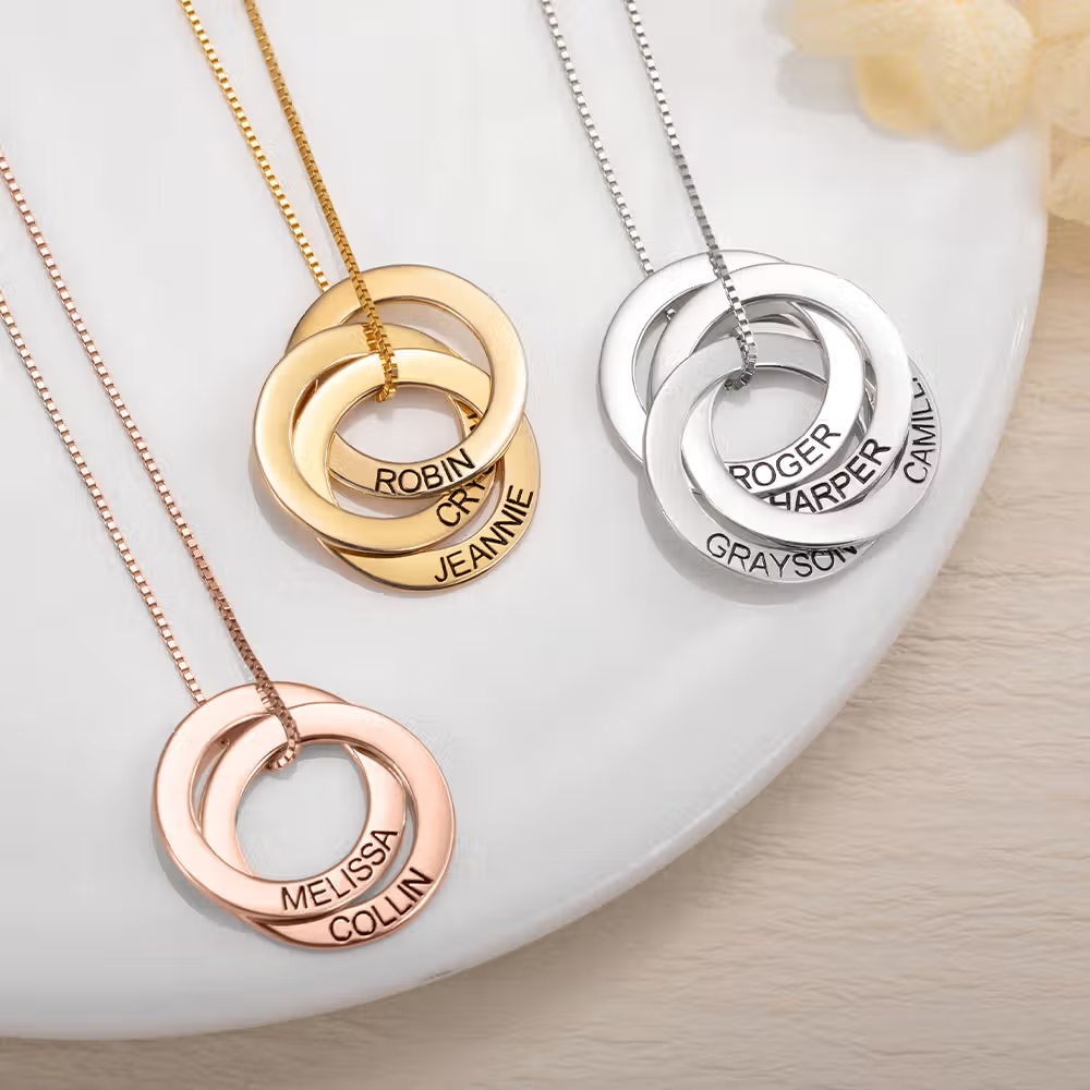 Fira familjens obrytbara band med ett personligt halsband med 2-5 ryska ringar i sterling silver med graverat namn
