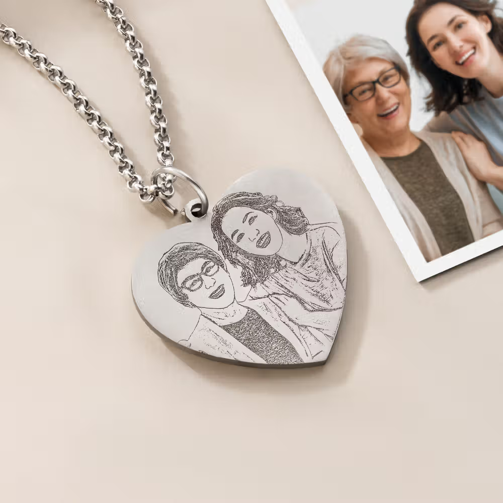 Bär dina käraste minnen närmast hjärtat med ett personligt graverat hjärta fotohalsband med text