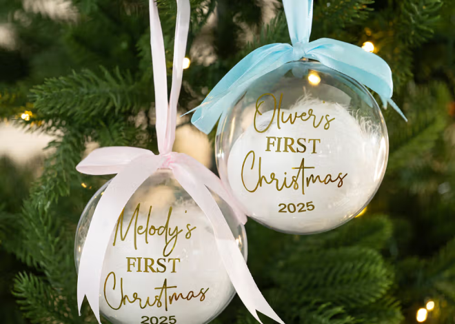 Fira en magisk högtid med en personlig julkula för bebisens första jul med fjädrar och namn