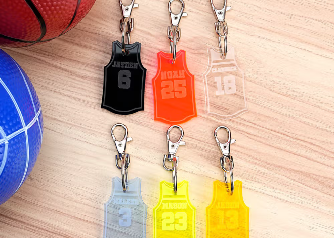 Visa din lagstolthet överallt med en personlig baskettröja i akryl som nyckelring eller väskmärke