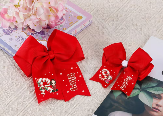 Sprid magisk julstämning med en personlig julrosett hårnål med tecknad figur och namn