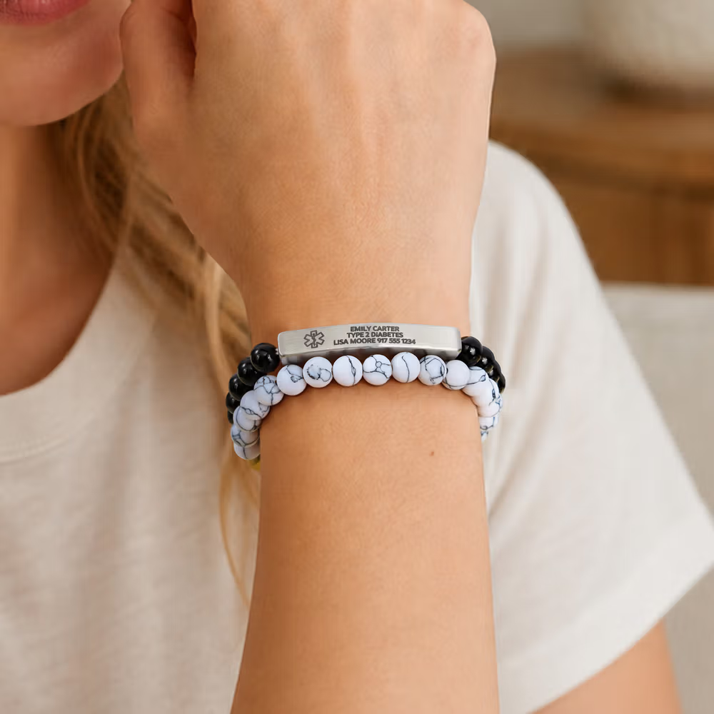 Förena vardaglig elegans och säkerhet med ett elastiskt medicinskt ID-armband med pärlor och graverad text