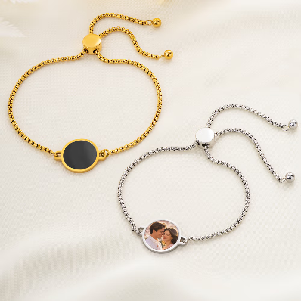Skapa magiska minnen med ett personligt värmeaktiverat armband med dolt foto och graverad text