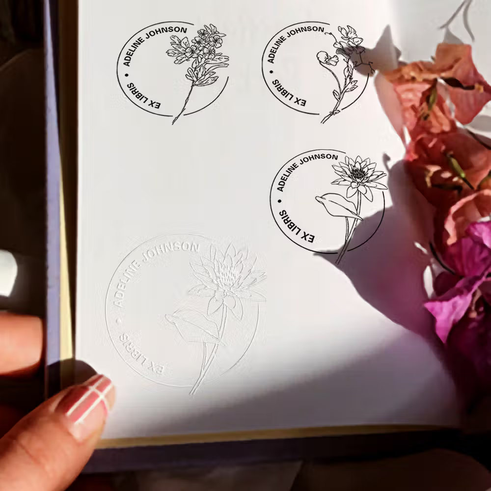 Sätt din unika prägel på hemmabiblioteket med en personlig exlibris födelseblomma bokpräglare med namn