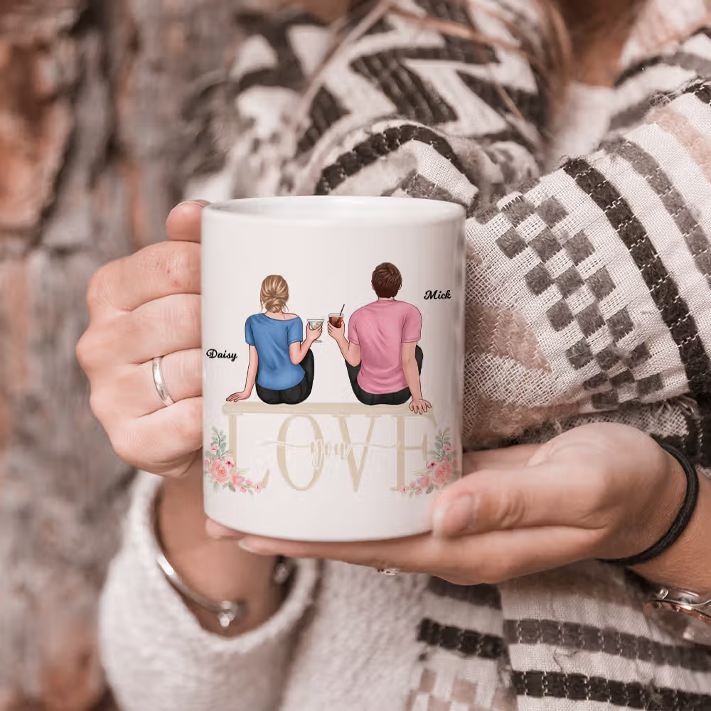 Skåla för kärleken och gemensamma år med en personlig vit keramisk kaffemugg för par