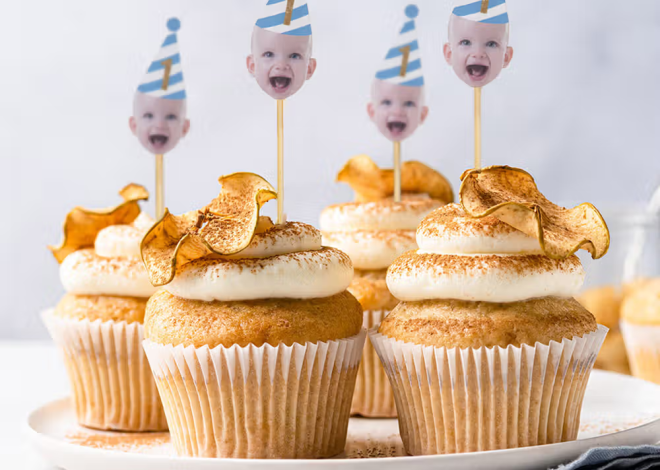 Förgyll festbordet med personliga 12 st cupcake toppers med ansiktsfoto för dekoration av födelsedagskalas