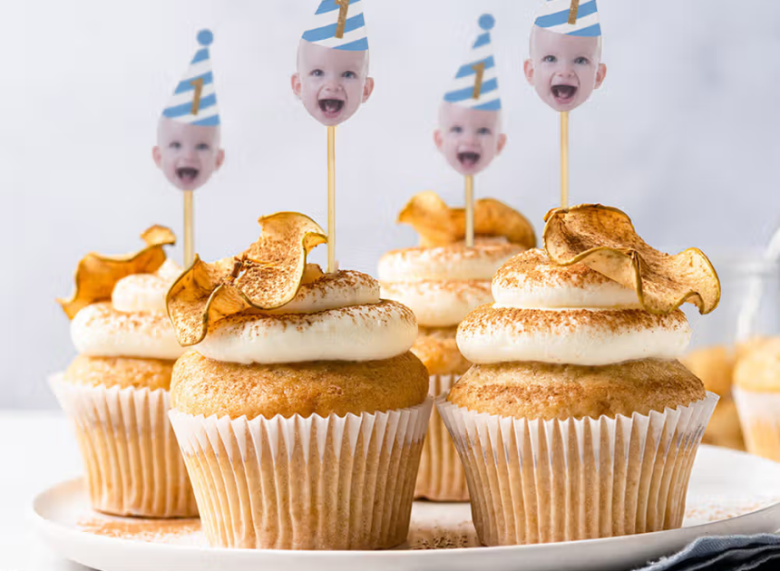 Förgyll festbordet med personliga 12 st cupcake toppers med ansiktsfoto för dekoration av födelsedagskalas