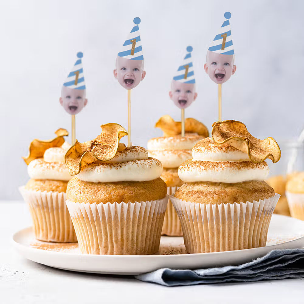 Förgyll festbordet med personliga 12 st cupcake toppers med ansiktsfoto för dekoration av födelsedagskalas