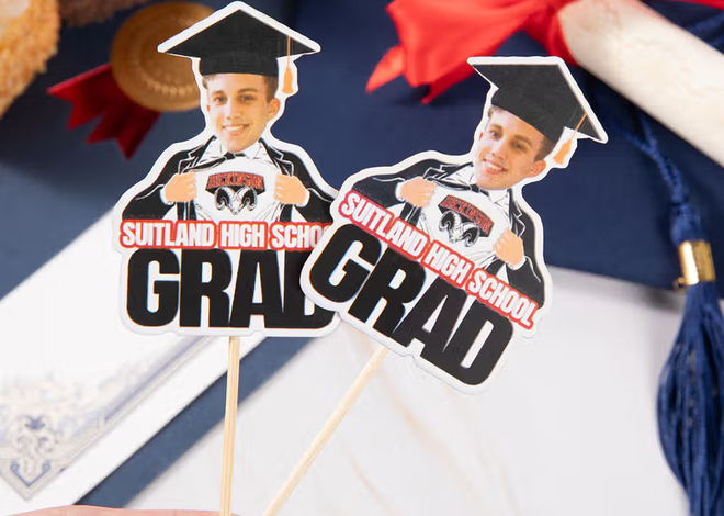 Skapa skratt och feststämning på studentmottagningen med personliga cupcake toppers med eget ansiktsfoto och studentmössa