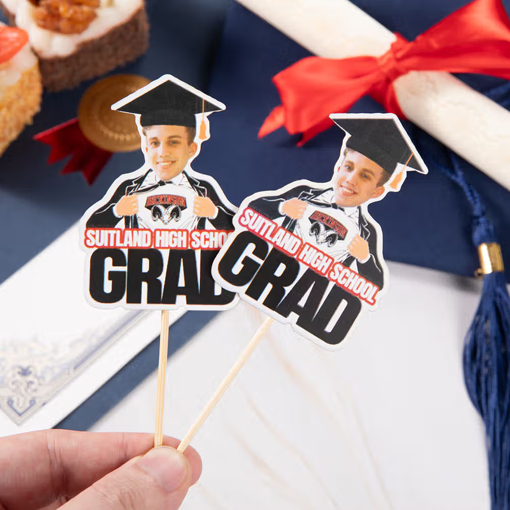 Skapa skratt och feststämning på studentmottagningen med personliga cupcake toppers med eget ansiktsfoto och studentmössa
