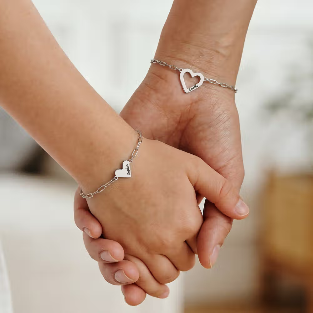 Förena två hjärtan i evig kärlek med personliga hjärtarmband för mamma och dotter
