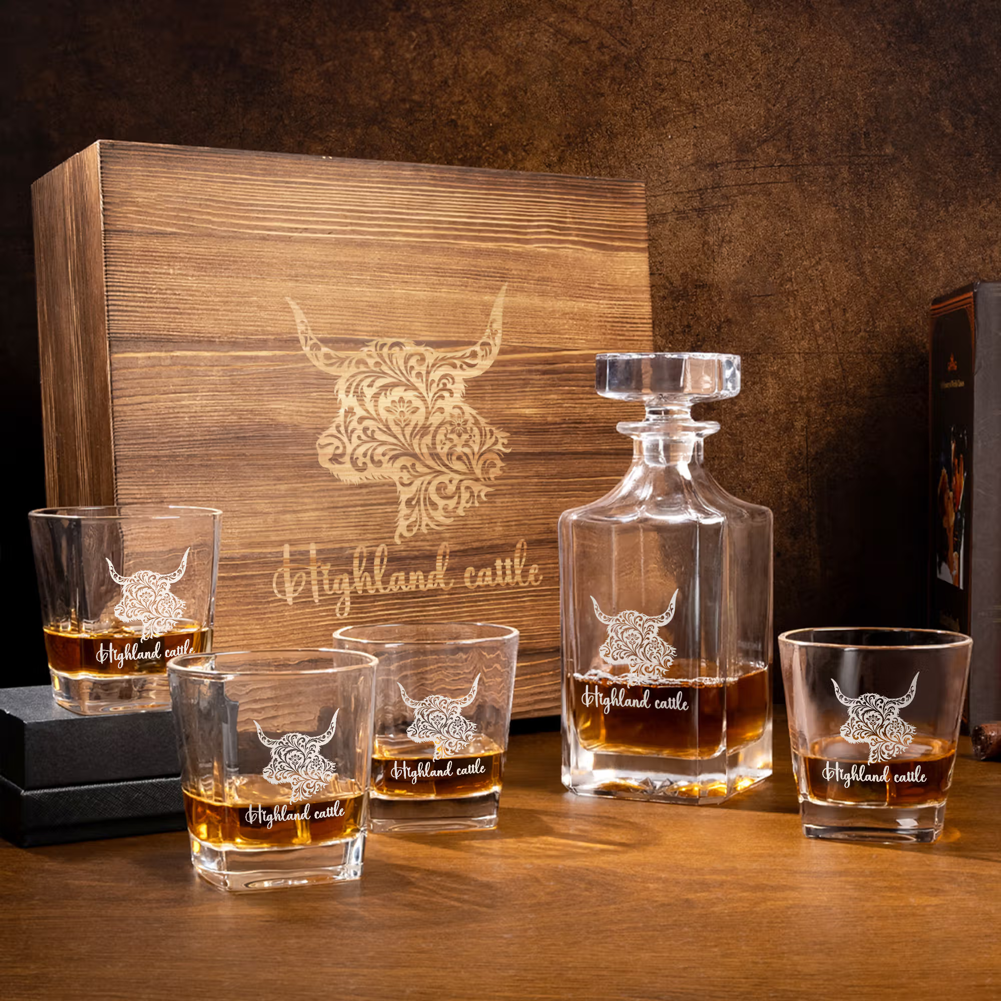 Förgyll hemmabaren med en personlig highland cow whiskeykaraff med trälåda