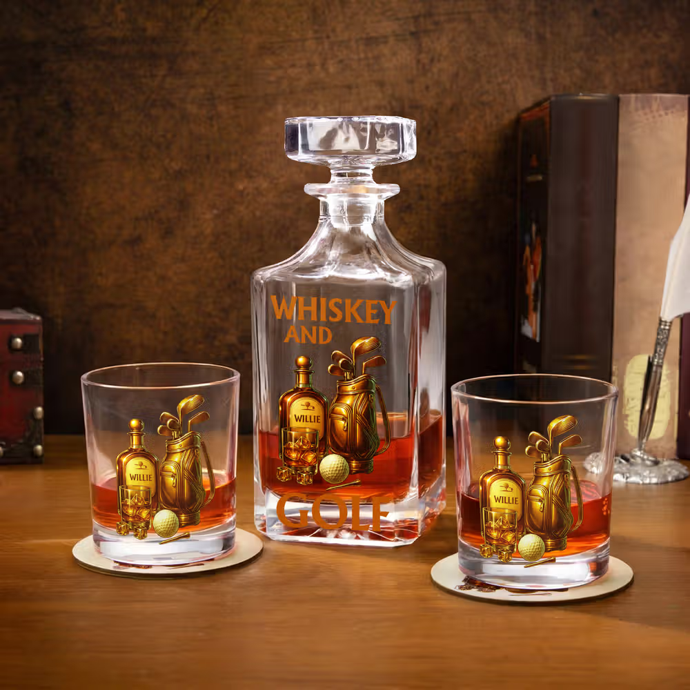Njut av rundans triumfer med ett personligt whiskyglas med golfmotiv och namn